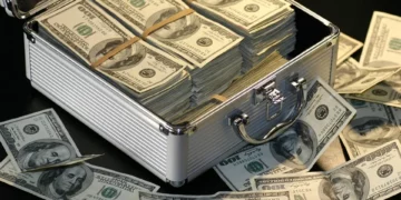 dinheiro em maleta representando Quem são os mais ricos do mundo e o que eles fazem?